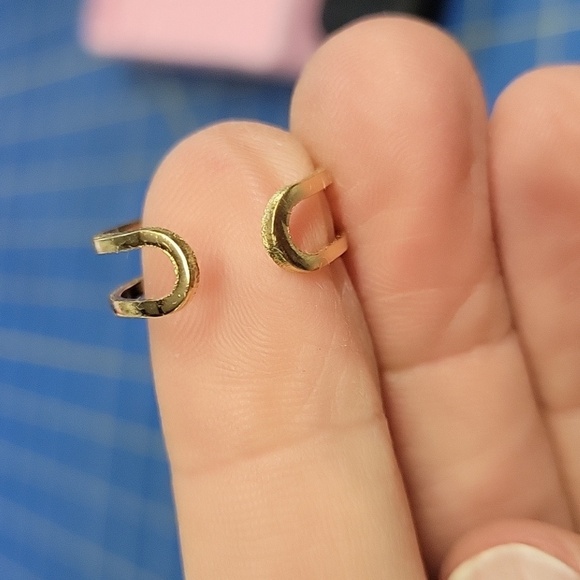 Open Gold Tone Band Adjustable Size 7 Adjustable - Picture 2 of 5